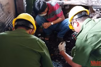 Ngành chức năng khám nghiệm hiện trường vụ hỏa hoạn.