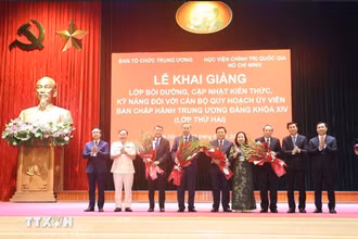 Đại diện Lớp tặng hoa chúc mừng Tổng Bí thư, Chủ tịch nước Tô Lâm và các đồng chí lãnh đạo Đảng, Nhà nước. (Ảnh: Trí Dũng/TTXVN)