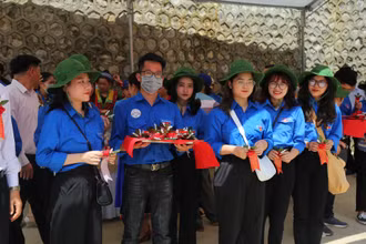 Đoàn tình nguyện hỗ trợ tại lễ khánh thành công trình bảo tồn, tôn tạo di tích lịch sử-văn hóa cấp quốc gia Căng Bắc Mê tại xã Yên Cường.