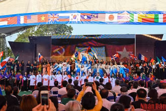 Tiết mục biểu diễn văn nghệ tại Lễ khai giảng năm học 2022-2023 của Đại học Quốc gia Hà Nội - Lễ khai giảng đầu tiên tổ chức tại cơ sở Hoà Lạc.