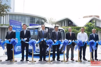 Các đại biểu thực hiện nghi thức ra mắt xe tự hành. 