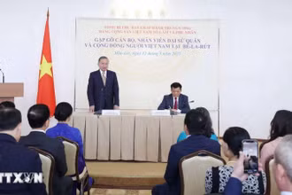 Tổng Bí thư Tô Lâm nói chuyện thân mật với cán bộ, nhân viên Đại sứ quán và đại diện cộng đồng người Việt tại Belarus. (Ảnh: TTXVN)