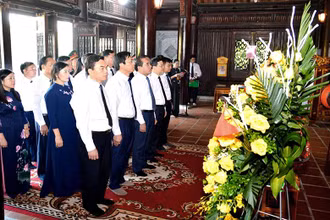 Đoàn đại biểu lãnh đạo tỉnh Tuyên Quang dâng hương, dâng hoa tại Đền thờ Chủ tịch Hồ Chí Minh.
