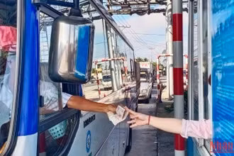 Tài xế trả tiền qua Trạm thu phí BOT Cai Lậy trên tuyến Quốc lộ 1.