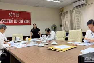 Ban chấm thi thực hiện chấm bài thi theo quy định. 