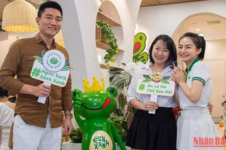 Anh Nguyễn Đông Phương (bên trái) và chị Đào Thùy Linh (phải) hân hoan trong lễ khai trương 1 cửa hàng nhượng quyền thương hiệu mới.