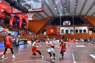 Các cầu thủ Hanoi Buffaloes (áo trắng) thắng lợi ngay trên sân đối thủ trong trận derby đầy duyên nợ.