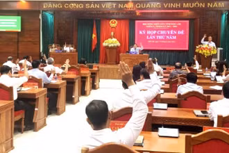 Các đại biểu Hội đồng nhân dân tỉnh Đắk Lắk biểu quyết thông qua các nghị quyết của kỳ họp.