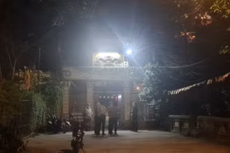 Lực lượng chức năng khám nghiệm và bảo vệ hiện trường.