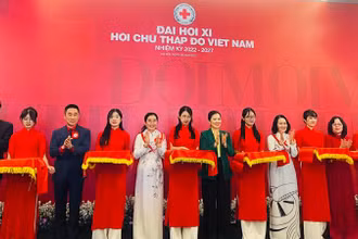 Các đại biểu cắt băng khai mạc triển lãm.