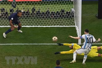 Tiền đạo Messi ghi bàn thắng thứ ba của đội nhà, đưa Argentina vượt lên dẫn trước trong cuộc rượt đuổi tỷ số kịch tính. (Ảnh: AFP/TTXVN)