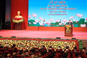Bí thư Thành ủy Hà Nội Đinh Tiến Dũng đọc diễn văn tại lễ kỷ niệm.