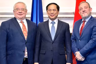 Chủ tịch Thượng viện Jerry Buttimer và Chủ tịch Hạ viện Seán Ó Fearghaíl cùng chụp ảnh với Bộ trưởng Ngoại giao Bùi Thanh Sơn tại buổi gặp. 