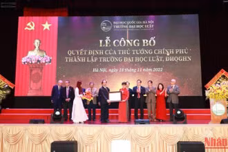 Bộ trưởng Giáo dục và Đào tạo Nguyễn Kim Sơn trao quyết định thành lập Trường đại học Luật. 