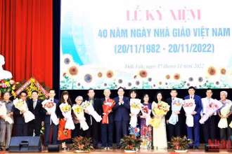 Bí thư Tỉnh ủy Đắk Lắk Nguyễn Đình Trung tặng hoa chúc mừng các thế hệ cán bộ quản lý, nhà giáo trên địa bàn tỉnh.