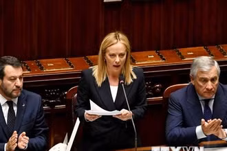 Thủ tướng Italy Giorgia Meloni (giữa) phát biểu trước Quốc hội tại Rome ngày 25/10. (Ảnh: AFP/ TTXVN)