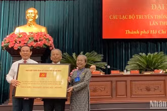 Đồng chí Nguyễn Văn Nên, Ủy viên Bộ Chính trị, Bí thư Thành ủy Thành phố Hồ Chí Minh trao 8 chữ vàng cho Câu lạc bộ Truyền thống kháng chiến Thành phố.