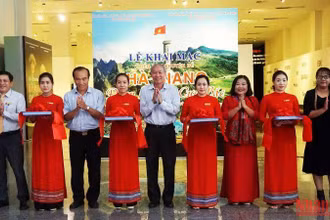 Lãnh đạo Sở Văn hóa, Thể thao và Du lịch tỉnh Đắk Lắk và Hà Giang cắt băng khai mạc Triển lãm.