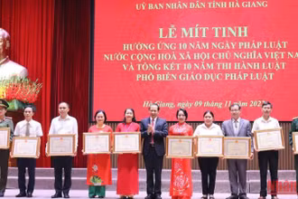 Lãnh đạo tỉnh Hà Giang tặng Bằng khen cho các tập thể, cá nhân có thành tích xuất sắc trong hưởng ứng Ngày Pháp luật Việt Nam.