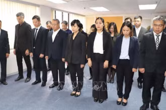 Cán bộ, nhân viên Tổng Lãnh sự quán Việt Nam tại Hong Kong và Ma Cao (Trung Quốc) cùng các cơ quan đại diện ngoại giao tại lễ viếng Tổng Bí thư Nguyễn Phú Trọng.