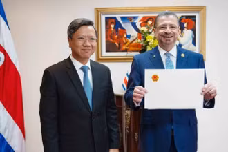 Đại sứ Việt Nam tại Cuba, kiêm nhiệm Costa Rica Lê Quang Long trang trọng trình Quốc thư lên Tổng thống Rodrigo Chaves Robles. (Nguồn: TTXVN)