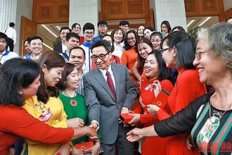 Phó Thủ tướng Vũ Đức Đam cùng các đại biểu chương trình “Chia sẻ cùng thầy cô” năm 2022.