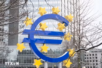Biểu tượng đồng euro tại Frankfurt, Đức. Ảnh: THX/TTXVN.