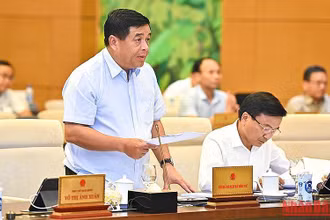 Bộ trưởng Kế hoạch và Đầu tư Nguyễn Chí Dũng trình bày tờ trình tại phiên họp. (Ảnh: DUY LINH)