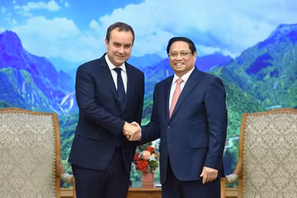 Thủ tướng Phạm Minh Chính đón Bộ trưởng Quân đội Cộng hòa Pháp Sébastien Lecornu.