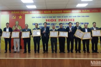Lãnh đạo Ủy ban Mặt trận Tổ quốc Việt Nam tỉnh Thái Bình và Ban Dân vận Tỉnh ủy Thái Bình trao Bằng khen cho tập thể, cá nhân đạt thành tích xuất sắc trong thực hiện phong trào thi đua “Xứ, họ đạo 4 gương mẫu”.