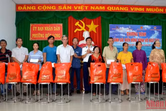 Bộ Tư lệnh Vùng Cảnh sát biển 3 trao tặng 200 suất quà cho gia đình chính sách, ngư dân có hoàn cảnh khó khăn ở phường Đức Long.