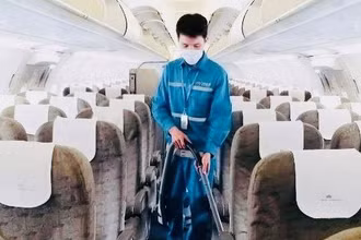Anh Đông thực hiện nhiệm vụ trên một máy bay.