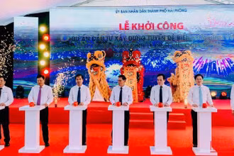 Các đại biểu nhấn nút khởi công Dự án xây dựng tuyến đê biển Nam Đình Vũ.