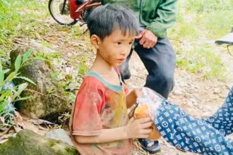 Cháu L được tìm thấy trong trạng thái khỏe mạnh. (Ảnh do người dân cung cấp)