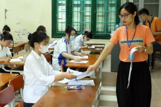 Thí sinh dự thi kỳ thi THPT quốc gia năm 2024 tại điểm thi Trường THPT Chu Văn An (Hà Nội). (Ảnh NGỌC MAI)