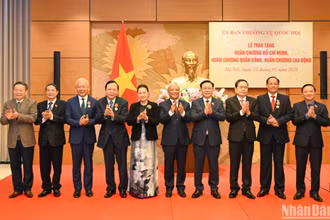 Chủ tịch Quốc hội Vương Đình Huệ, nguyên Chủ tịch Quốc hội Nguyễn Thị Kim Ngân chụp ảnh lưu niệm với các đại biểu.