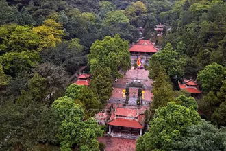 Điểm nổi bật trong Khu di tích danh thắng Côn Sơn là đền thờ Anh hùng dân tộc, Danh nhân văn hóa thế giới Nguyễn Trãi. Ngôi đền tọa lạc dưới chân núi Ngũ Nhạc, Kỳ Lân, tựa lưng vào Tổ Sơn tạo thành thế “tả thanh long, hữu bạch hổ”. (Ảnh: TTXVN)