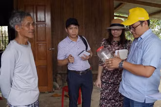 Đoàn công tác tiến hành truy vết, lẫy mẫu cá muối ủ chua tại huyện Phước Sơn.