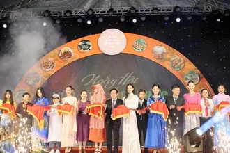 Đại diện bộ, ngành và Ban Tổ chức thực hiện nghi thức khai mạc Ngày hội Văn hóa, Ẩm thực Đông Nam Á - Việt Nam lần thứ nhất, năm 2023. (Ảnh: TTXVN)