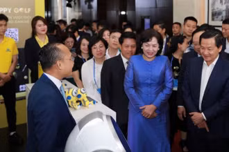 : Phó Thủ tướng Chính phủ Lê Minh Khái và thống Đốc Ngân hàng Nhà nước Nguyễn Thị Hồng cùng đoàn đại biểu tham quan hệ sinh thái Ngân hàng số Nam A Bank.