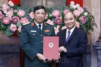 Chủ tịch nước Nguyễn Xuân Phúc, Thống lĩnh các lực lượng vũ trang nhân dân, Chủ tịch Hội đồng Quốc phòng và An ninh trao Quyết định thăng quân hàm từ Trung tướng lên Thượng tướng đối với đồng chí Huỳnh Chiến Thắng, Uỷ viên Trung ưởng Đảng, Phó Tổng Tham mưu trưởng Quân đội nhân dân Việt Nam. (Ảnh: TTXVN)