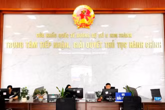 Sáng 7/6, Lào Cai chính thức vận hành Trung tâm tiếp nhận, giải quyết thủ tục hành chính tại Cửa khẩu đường bộ Kim Thành, nhằm rút ngắn thời gian, chi phí thông quan xuất, nhập khẩu hàng hóa tại đây. (Ảnh: QUỐC HỒNG)