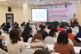 Bà Nguyễn Thị Thu Huyền, Điều phối viên quốc gia, chương trình UNDP/GEF SGP tại Việt Nam phát biểu tại lễ công bố dự án. (Ảnh: T.LINH)