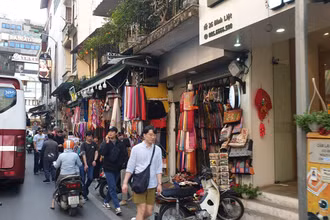 Du khách trong khu phố cổ Hà Nội. (Ảnh: T.LINH) 