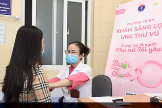 Khám sàng lọc ung thư vú cho chị em phụ nữ tại Bệnh viện K.