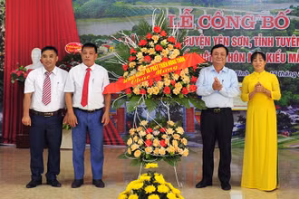 Đồng chí Lê Minh Hoan, Bộ trưởng Nông nghiệp và Phát triển nông thôn tặng hoa chúc mừng xã Thái Bình, huyện Yên Sơn. Đây là xã đầu tiên trên địa bàn tỉnh Tuyên Quang đạt chuẩn NTM kiểu mẫu.
