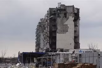 Tòa nhà bị hư hại do xung đột tại Mariupol, Ukraine. (Ảnh: THX/TTXVN)