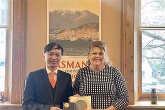 Đại sứ Nguyễn Tất Thành và bà Anna Reynolds, Thị trưởng thành phố Horbart, thủ phủ bang Tasmania. (Ảnh: TTXVN) 