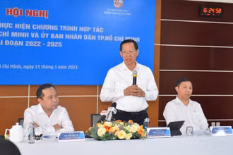 Đồng chí Phan Văn Mãi, Phó Bí thư Thường trực Thành ủy, Chủ tịch Ủy ban nhân dân Thành phố Hồ Chí Minh phát biểu tại hội nghị