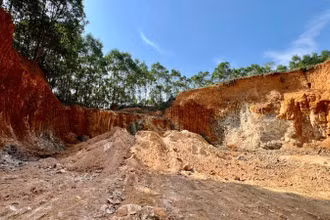 Khu vực khai thác đất, đá trái phép ở giáp ranh giữa địa phận thị trấn Phú Thịnh, huyện Phú Ninh và xã Tiên Phong, huyện Tiên Phước (tỉnh Quảng Nam).